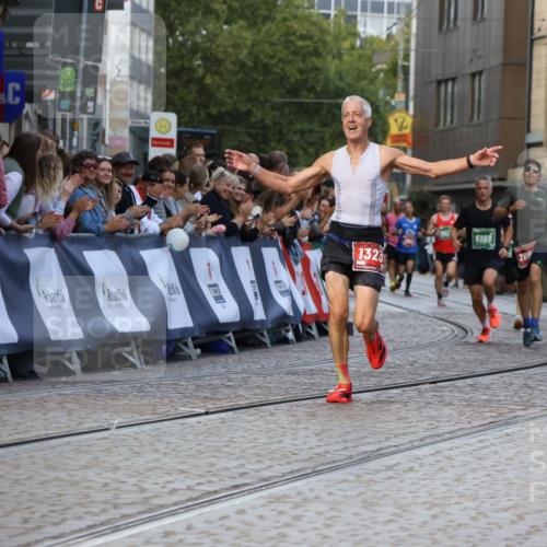 13.09.2026 - 21. swb-Marathon Bremen Strokosch-Dieckow http://msf.ph/oto/10304259 13.09.2026 12:58:20 Ziel 1323, 2073, 2099, 9065, 346, 6198, 8311, 8394 meine-sportfotos.de