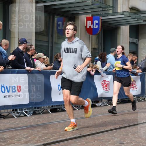 13.09.2026 - 21. swb-Marathon Bremen Strokosch-Dieckow http://msf.ph/oto/10304300 13.09.2026 10:52:27 Ziel 10193, 10304, 10339, 10652, 10734, 10812, 10827, 10906, 11002, 11038, 11109, 11144, 11350, 11362, 11386, 11597, 12019, 12338, 12361, 12399, 12533, 10761, 10958, 11371, 11604, 11605, 11610, 11669, 12319, 12361, 12439, 13578 meine-sportfotos.de