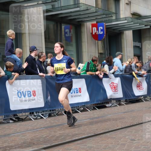 13.09.2026 - 21. swb-Marathon Bremen Strokosch-Dieckow http://msf.ph/oto/10304340 13.09.2026 10:52:28 Ziel 10193, 10304, 10339, 10652, 10734, 10812, 10827, 10863, 10906, 11002, 11038, 11109, 11144, 11350, 11362, 11386, 11597, 11766, 12019, 12338, 12399, 12533, 10761, 10812, 10958, 11371, 11604, 11605, 11610, 11669, 12319, 12361, 12439, 12533, 13578 meine-sportfotos.de