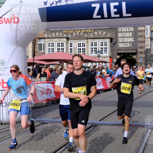 13.09.2026 - 21. swb-Marathon Bremen Tim E. http://msf.ph/oto/10304358 13.09.2026 10:47:56 Ziel 10172, 10210, 10223, 10270, 10393, 10592, 10594, 10807, 10860, 10873, 11018, 11130, 11469, 11634, 11646, 11809, 11894, 12077, 12296, 12318, 12547, 13521 meine-sportfotos.de