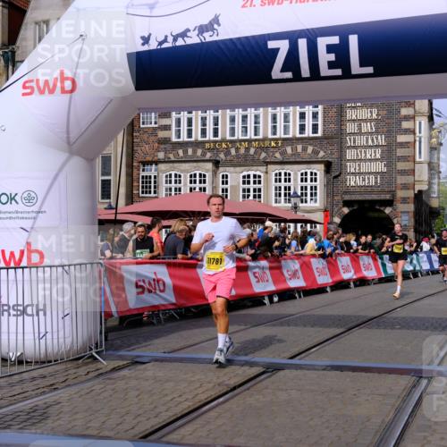 13.09.2026 - 21. swb-Marathon Bremen Tim E. http://msf.ph/oto/10304646 13.09.2026 10:48:30 Ziel 10142, 10316, 10329, 10421, 10638, 11058, 11135, 11193, 11241, 11781, 11815, 12259, 13620 meine-sportfotos.de