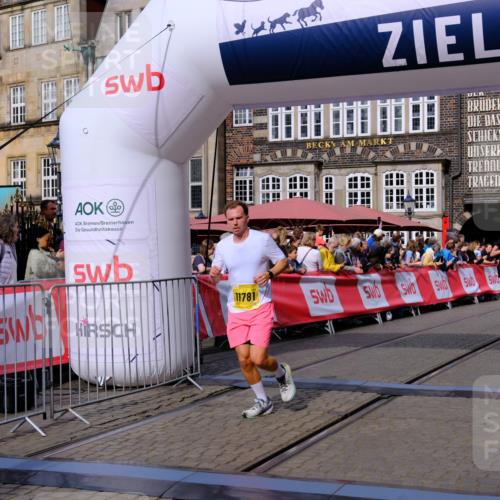 13.09.2026 - 21. swb-Marathon Bremen Tim E. http://msf.ph/oto/10304665 13.09.2026 10:48:31 Ziel 10142, 10316, 10329, 10421, 10638, 11058, 11135, 11193, 11241, 11781, 11815, 12259 meine-sportfotos.de