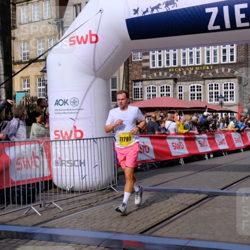 13.09.2026 - 21. swb-Marathon Bremen Tim E. http://msf.ph/oto/10304670 13.09.2026 10:48:31 Ziel 10142, 10316, 10329, 10421, 10638, 11058, 11135, 11193, 11241, 11781, 11815, 12259 meine-sportfotos.de