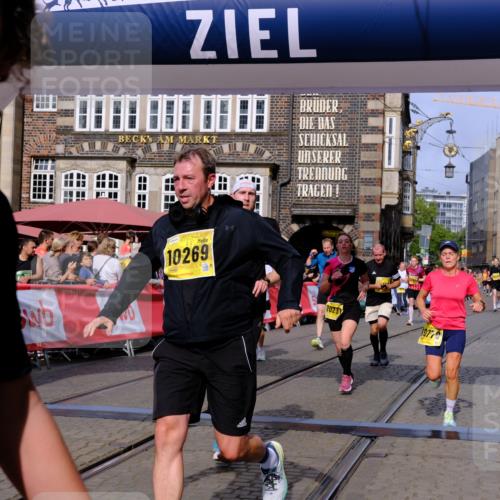 13.09.2026 - 21. swb-Marathon Bremen Tim E. http://msf.ph/oto/10304948 13.09.2026 10:48:49 Ziel 10231, 10269, 10421, 10426, 10489, 10538, 10770, 10814, 10917, 10993, 11196, 11372, 11582, 11611, 11683, 11837, 12259, 13570 meine-sportfotos.de