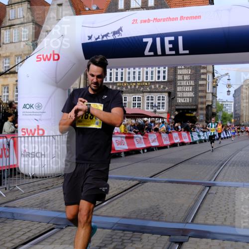 13.09.2026 - 21. swb-Marathon Bremen Tim E. http://msf.ph/oto/10305141 13.09.2026 10:49:07 Ziel 10815, 11372, 11885, 12027, 12204, 13512, 13555 meine-sportfotos.de