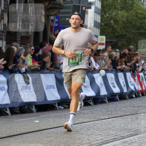 13.09.2026 - 21. swb-Marathon Bremen Strokosch-Dieckow http://msf.ph/oto/10305146 13.09.2026 12:59:06 Ziel 1576, 2049, 3624, 4847, 5672, 6929, 8065, 658, 1248, 1508, 1751, 1800, 1993, 2651, 3584, 4096, 6991, 8383, 9533 meine-sportfotos.de