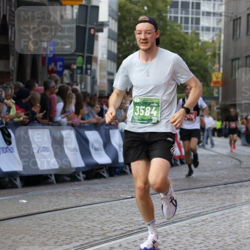 13.09.2026 - 21. swb-Marathon Bremen Strokosch-Dieckow http://msf.ph/oto/10305173 13.09.2026 12:59:09 Ziel 1576, 2049, 3624, 4847, 6929, 8065, 658, 1248, 1508, 1751, 1800, 1993, 2651, 4096, 8383, 9533 meine-sportfotos.de
