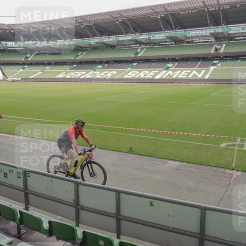 13.09.2026 - 21. swb-Marathon Bremen Michael Burmester http://msf.ph/oto/10305564 13.09.2026 11:54:03 Laufen im Stadion  meine-sportfotos.de
