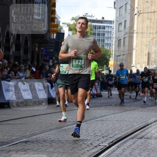 13.09.2026 - 21. swb-Marathon Bremen Strokosch-Dieckow http://msf.ph/oto/10305895 13.09.2026 13:24:13 Ziel 342, 2210, 2288, 2517, 3044, 3642, 4601, 4671, 5011, 5104, 5116, 5146, 5231, 5397, 5623, 6332, 6648, 6772, 7094, 7105, 7216, 7357, 7475, 7761, 8051, 8052, 8290, 10059, 10115, 13007, 13197, 1250, 2295, 2491, 4000, 4559, 5668, 5669, 5929, 6080, 7069, 7081, 7156, 8415, 8784, 9573, 9676 meine-sportfotos.de