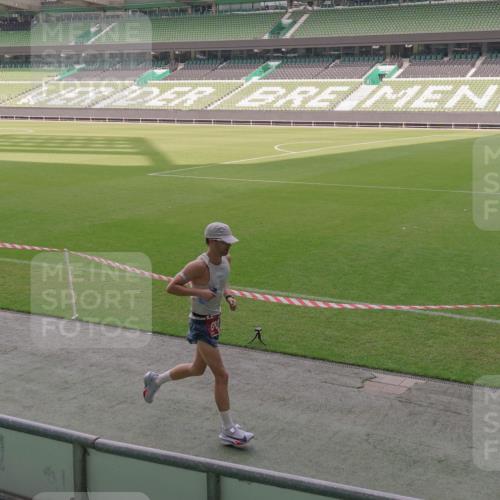 13.09.2026 - 21. swb-Marathon Bremen Michael Burmester http://msf.ph/oto/10305897 13.09.2026 12:10:10 Laufen im Stadion 692, 1046, 1671, 2054, 176, 1091, 1681 meine-sportfotos.de