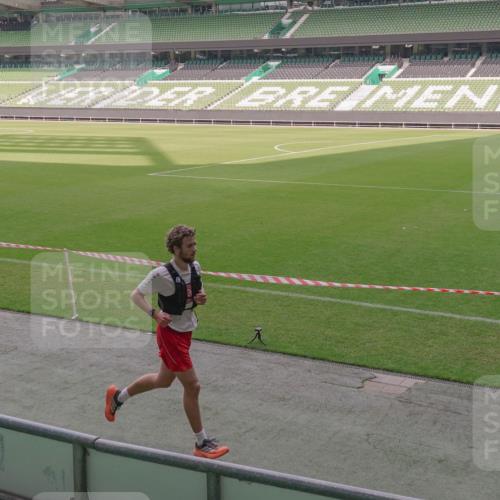13.09.2026 - 21. swb-Marathon Bremen Michael Burmester http://msf.ph/oto/10305902 13.09.2026 12:10:21 Laufen im Stadion 692, 1046, 1651, 1671, 2054, 176, 1091, 1681 meine-sportfotos.de