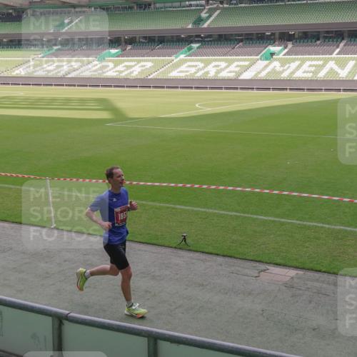 13.09.2026 - 21. swb-Marathon Bremen Michael Burmester http://msf.ph/oto/10305927 13.09.2026 12:11:09 Laufen im Stadion 614, 1046, 1651, 1671, 2054, 1091 meine-sportfotos.de