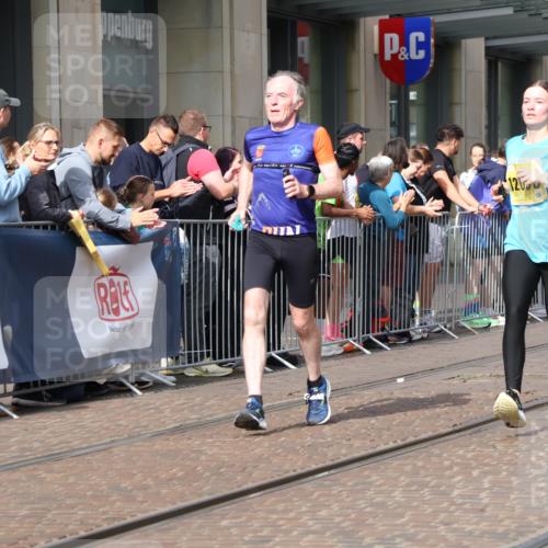 13.09.2026 - 21. swb-Marathon Bremen Strokosch-Dieckow http://msf.ph/oto/10305948 13.09.2026 10:53:23 Ziel 10141, 10174, 10222, 10227, 10255, 10478, 10479, 10626, 10684, 10685, 10838, 10845, 10886, 10905, 11242, 11446, 11489, 11502, 11590, 11596, 11800, 11950, 12056, 12119, 12308, 12331, 12341, 12405, 12492, 12515, 13597, 10284, 10448, 10585, 10757, 10780, 10821, 10886, 11012, 11168, 11282, 11379, 11590, 12040, 12056, 12170, 12275, 12308, 12398, 12461 meine-sportfotos.de