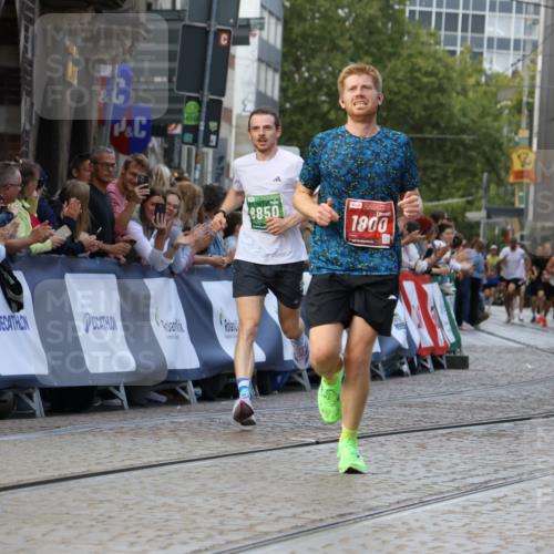 13.09.2026 - 21. swb-Marathon Bremen Strokosch-Dieckow http://msf.ph/oto/10305976 13.09.2026 12:59:45 Ziel 466, 658, 862, 1248, 1800, 1993, 2651, 3251, 4096, 8383, 9533, 807, 1320, 1485, 8850, 9153 meine-sportfotos.de