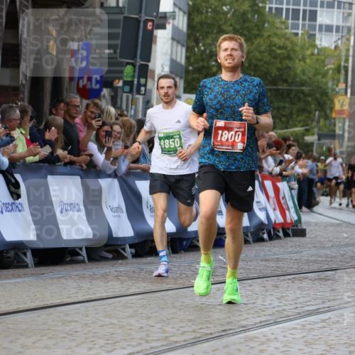 13.09.2026 - 21. swb-Marathon Bremen Strokosch-Dieckow http://msf.ph/oto/10305986 13.09.2026 12:59:45 Ziel 466, 658, 862, 1248, 1800, 1993, 2651, 3251, 4096, 8383, 9533, 807, 1320, 1485, 8850, 9153 meine-sportfotos.de