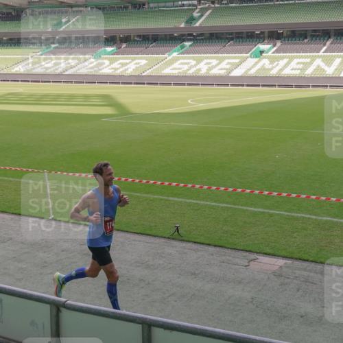 13.09.2026 - 21. swb-Marathon Bremen Michael Burmester http://msf.ph/oto/10306006 13.09.2026 12:12:56 Laufen im Stadion 317, 443, 614, 796, 1149, 692 meine-sportfotos.de