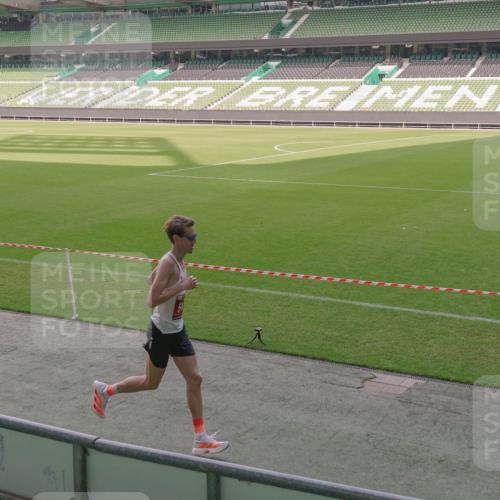 13.09.2026 - 21. swb-Marathon Bremen Michael Burmester http://msf.ph/oto/10306021 13.09.2026 12:13:43 Laufen im Stadion 245, 317, 443, 540, 796, 822, 1149, 692, 1046, 1651, 1671, 2054 meine-sportfotos.de