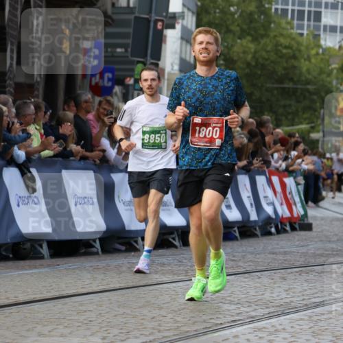 13.09.2026 - 21. swb-Marathon Bremen Strokosch-Dieckow http://msf.ph/oto/10306050 13.09.2026 12:59:45 Ziel 466, 658, 862, 1248, 1800, 1993, 2651, 3251, 4096, 8383, 9533, 807, 1320, 1485, 8850, 9153 meine-sportfotos.de