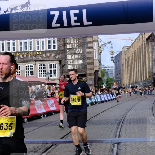 13.09.2026 - 21. swb-Marathon Bremen Tim E. http://msf.ph/oto/10306065 13.09.2026 10:49:47 Ziel 10739, 10835, 10846, 10910, 11092, 11191, 11621, 11635, 11717, 12376 meine-sportfotos.de