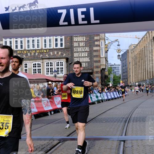 13.09.2026 - 21. swb-Marathon Bremen Tim E. http://msf.ph/oto/10306076 13.09.2026 10:49:47 Ziel 10739, 10835, 10846, 10910, 11092, 11191, 11621, 11635, 11717, 12376 meine-sportfotos.de