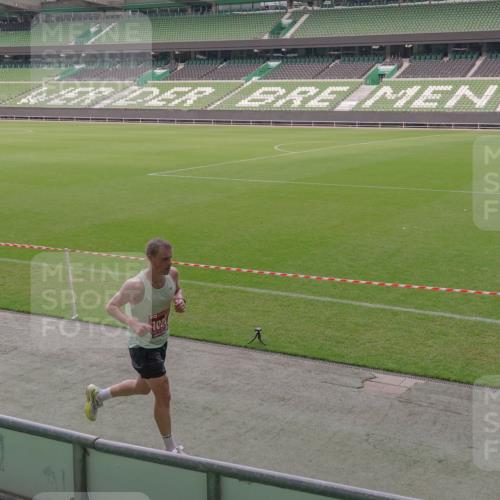 13.09.2026 - 21. swb-Marathon Bremen Michael Burmester http://msf.ph/oto/10306079 13.09.2026 12:15:24 Laufen im Stadion 245, 540, 822, 1028, 1670, 1766, 1997, 317, 443, 614, 796, 1651 meine-sportfotos.de
