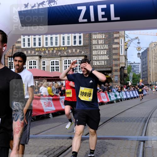 13.09.2026 - 21. swb-Marathon Bremen Tim E. http://msf.ph/oto/10306103 13.09.2026 10:49:48 Ziel 10739, 10835, 10846, 10910, 11092, 11191, 11621, 11635, 11717, 12376 meine-sportfotos.de