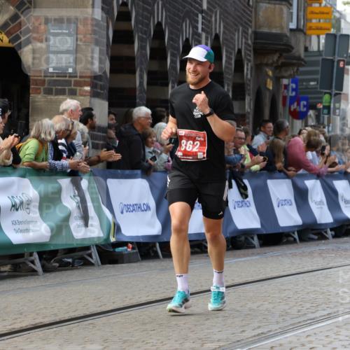 13.09.2026 - 21. swb-Marathon Bremen Strokosch-Dieckow http://msf.ph/oto/10306168 13.09.2026 12:59:59 Ziel 126, 277, 466, 862, 1485, 1852, 3251, 4964, 5316, 5828, 6557, 603, 735, 912, 1571, 1758, 1911, 1930, 7170, 8689 meine-sportfotos.de