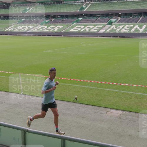 13.09.2026 - 21. swb-Marathon Bremen Michael Burmester http://msf.ph/oto/10306204 13.09.2026 12:20:19 Laufen im Stadion 634, 1957, 513, 917, 1154, 1190, 1192, 1263 meine-sportfotos.de