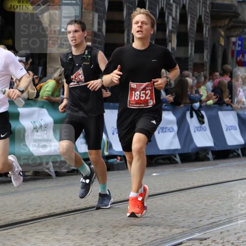 13.09.2026 - 21. swb-Marathon Bremen Strokosch-Dieckow http://msf.ph/oto/10306393 13.09.2026 13:00:05 Ziel 126, 277, 466, 807, 862, 1320, 1485, 1852, 4964, 5316, 5828, 6557, 8850, 671, 912, 1571, 7015, 8689 meine-sportfotos.de