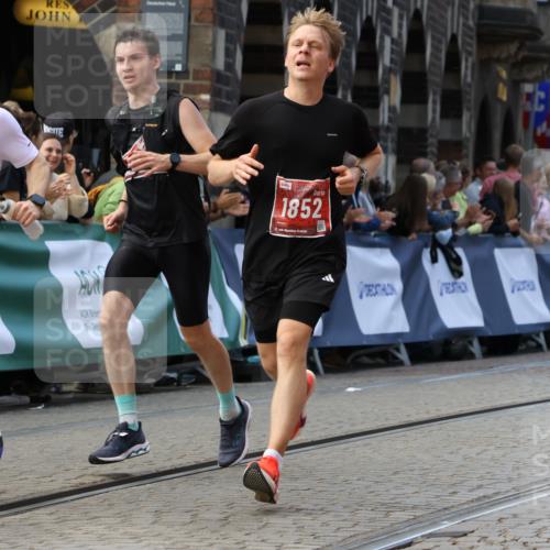 13.09.2026 - 21. swb-Marathon Bremen Strokosch-Dieckow http://msf.ph/oto/10306406 13.09.2026 13:00:05 Ziel 126, 277, 466, 807, 862, 1320, 1485, 1852, 4964, 5316, 5828, 6557, 8850, 671, 912, 1571, 7015, 8689 meine-sportfotos.de