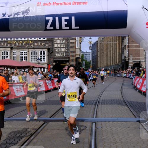 13.09.2026 - 21. swb-Marathon Bremen Tim E. http://msf.ph/oto/10306494 13.09.2026 10:50:11 Ziel 10452, 10508, 10593, 10709, 10966, 11005, 11007, 11035, 11183, 11415, 12380, 12510 meine-sportfotos.de