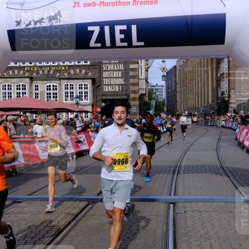 13.09.2026 - 21. swb-Marathon Bremen Tim E. http://msf.ph/oto/10306509 13.09.2026 10:50:11 Ziel 10452, 10508, 10593, 10709, 10966, 11005, 11007, 11035, 11183, 11415, 12380, 12510 meine-sportfotos.de