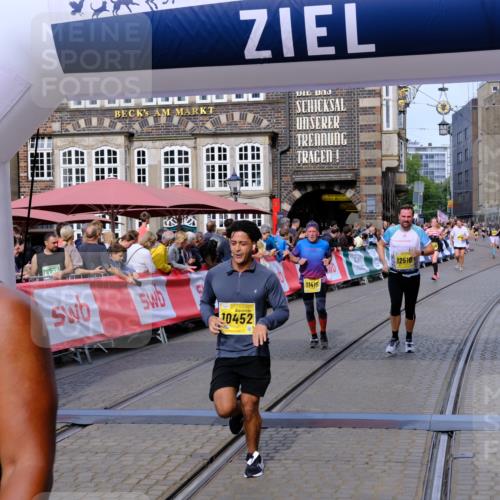 13.09.2026 - 21. swb-Marathon Bremen Tim E. http://msf.ph/oto/10306619 13.09.2026 10:50:16 Ziel 10452, 10508, 10593, 10876, 10966, 11005, 11035, 11183, 11415, 12240, 12380, 12510 meine-sportfotos.de