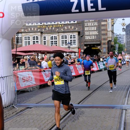 13.09.2026 - 21. swb-Marathon Bremen Tim E. http://msf.ph/oto/10306628 13.09.2026 10:50:16 Ziel 10452, 10508, 10593, 10876, 10966, 11005, 11035, 11183, 11415, 12240, 12380, 12510 meine-sportfotos.de