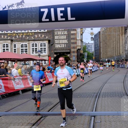 13.09.2026 - 21. swb-Marathon Bremen Tim E. http://msf.ph/oto/10306651 13.09.2026 10:50:18 Ziel 10452, 10508, 10593, 10876, 10966, 11005, 11035, 11183, 11415, 12240, 12380, 12510 meine-sportfotos.de