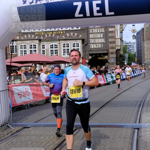 13.09.2026 - 21. swb-Marathon Bremen Tim E. http://msf.ph/oto/10306685 13.09.2026 10:50:18 Ziel 10452, 10508, 10593, 10876, 10966, 11005, 11035, 11183, 11415, 12240, 12380, 12510 meine-sportfotos.de