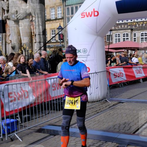 13.09.2026 - 21. swb-Marathon Bremen Tim E. http://msf.ph/oto/10306699 13.09.2026 10:50:20 Ziel 10452, 10508, 10593, 10876, 10966, 11005, 11035, 11128, 11415, 12240, 12380, 12510 meine-sportfotos.de