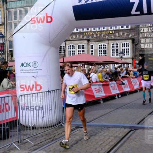 13.09.2026 - 21. swb-Marathon Bremen Tim E. http://msf.ph/oto/10306779 13.09.2026 10:50:25 Ziel 10452, 10876, 11111, 11128, 11178, 11415, 12240, 12269, 12510 meine-sportfotos.de