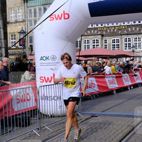13.09.2026 - 21. swb-Marathon Bremen Tim E. http://msf.ph/oto/10306801 13.09.2026 10:50:25 Ziel 10452, 10876, 11111, 11128, 11178, 11415, 12240, 12269, 12510 meine-sportfotos.de