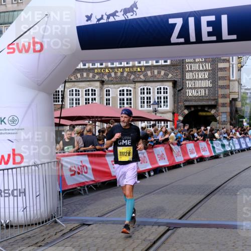 13.09.2026 - 21. swb-Marathon Bremen Tim E. http://msf.ph/oto/10306832 13.09.2026 10:50:27 Ziel 10452, 10876, 11111, 11128, 11178, 11415, 11497, 11499, 12240, 12269, 12510 meine-sportfotos.de
