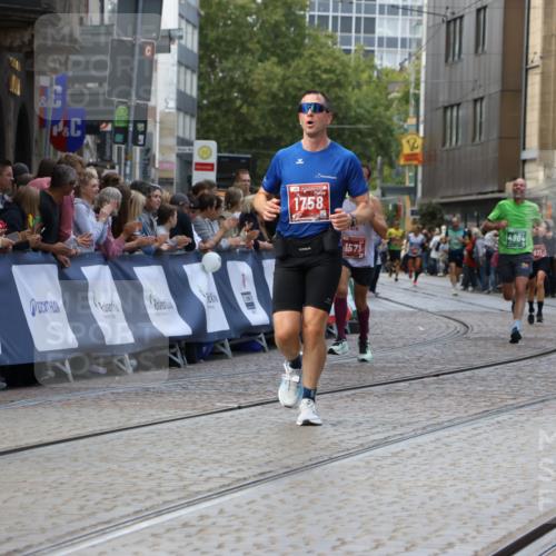 13.09.2026 - 21. swb-Marathon Bremen Strokosch-Dieckow http://msf.ph/oto/10306855 13.09.2026 13:00:28 Ziel 603, 671, 735, 912, 1571, 1758, 1911, 1930, 7015, 7170, 8689, 371, 453, 1136, 1550, 1754, 2141, 4904 meine-sportfotos.de