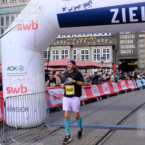 13.09.2026 - 21. swb-Marathon Bremen Tim E. http://msf.ph/oto/10306857 13.09.2026 10:50:27 Ziel 10452, 10876, 11111, 11128, 11178, 11415, 11497, 11499, 12240, 12269, 12510 meine-sportfotos.de