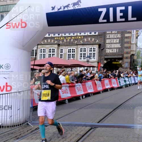 13.09.2026 - 21. swb-Marathon Bremen Tim E. http://msf.ph/oto/10306867 13.09.2026 10:50:28 Ziel 10170, 10452, 10876, 11111, 11128, 11178, 11415, 11497, 11499, 12240, 12269, 12510 meine-sportfotos.de