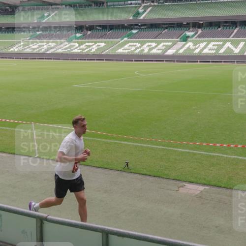 13.09.2026 - 21. swb-Marathon Bremen Michael Burmester http://msf.ph/oto/10306987 13.09.2026 12:30:42 Laufen im Stadion 314, 520, 547, 573, 1168, 1214, 1357, 1453, 1639, 4474, 5212, 6485, 6507, 8285, 103, 206, 238, 322, 420, 553, 574, 841, 875, 1161, 1256, 1352, 1724, 1917, 2032, 3662, 4264 meine-sportfotos.de