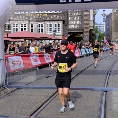 13.09.2026 - 21. swb-Marathon Bremen Tim E. http://msf.ph/oto/10307328 13.09.2026 10:50:51 Ziel 10233, 10525, 10764, 10840, 10923, 11220, 11276, 11622, 11664, 11680, 11742, 11774, 12045, 12052, 12078, 12309, 12447, 12488, 13544, 13562 meine-sportfotos.de