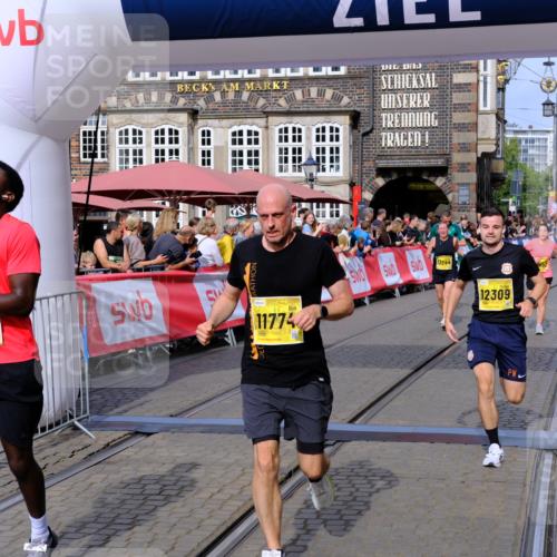 13.09.2026 - 21. swb-Marathon Bremen Tim E. http://msf.ph/oto/10307419 13.09.2026 10:50:54 Ziel 10233, 10267, 10525, 10764, 10840, 11220, 11276, 11622, 11664, 11742, 11753, 11774, 12052, 12078, 12309, 12447, 12488, 13544 meine-sportfotos.de