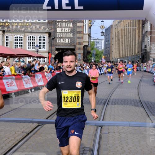 13.09.2026 - 21. swb-Marathon Bremen Tim E. http://msf.ph/oto/10307452 13.09.2026 10:50:55 Ziel 10267, 10525, 10764, 10840, 11220, 11276, 11664, 11742, 11753, 11774, 12052, 12070, 12078, 12309, 12447, 12488, 13544 meine-sportfotos.de