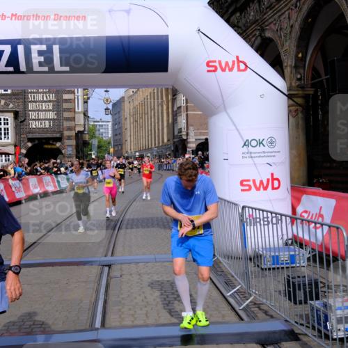 13.09.2026 - 21. swb-Marathon Bremen Tim E. http://msf.ph/oto/10307628 13.09.2026 10:51:01 Ziel 10267, 10764, 11076, 11170, 11220, 11276, 11664, 11753, 11774, 11961, 12052, 12070, 12179, 12309, 12488, 12560, 13544 meine-sportfotos.de