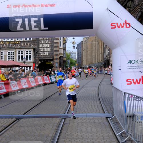 13.09.2026 - 21. swb-Marathon Bremen Tim E. http://msf.ph/oto/10308010 13.09.2026 10:51:34 Ziel 10381, 10471, 10515, 10808, 10825, 10862, 10887, 10984, 11503, 11537, 11801, 11973, 12051, 12133, 12548, 12552 meine-sportfotos.de