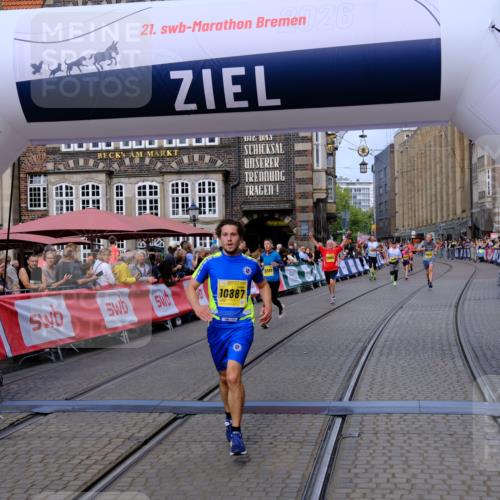 13.09.2026 - 21. swb-Marathon Bremen Tim E. http://msf.ph/oto/10308085 13.09.2026 10:51:36 Ziel 10381, 10471, 10515, 10544, 10808, 10825, 10862, 10887, 10984, 11503, 11537, 11801, 11973, 12051, 12133, 12424, 12548, 12552 meine-sportfotos.de